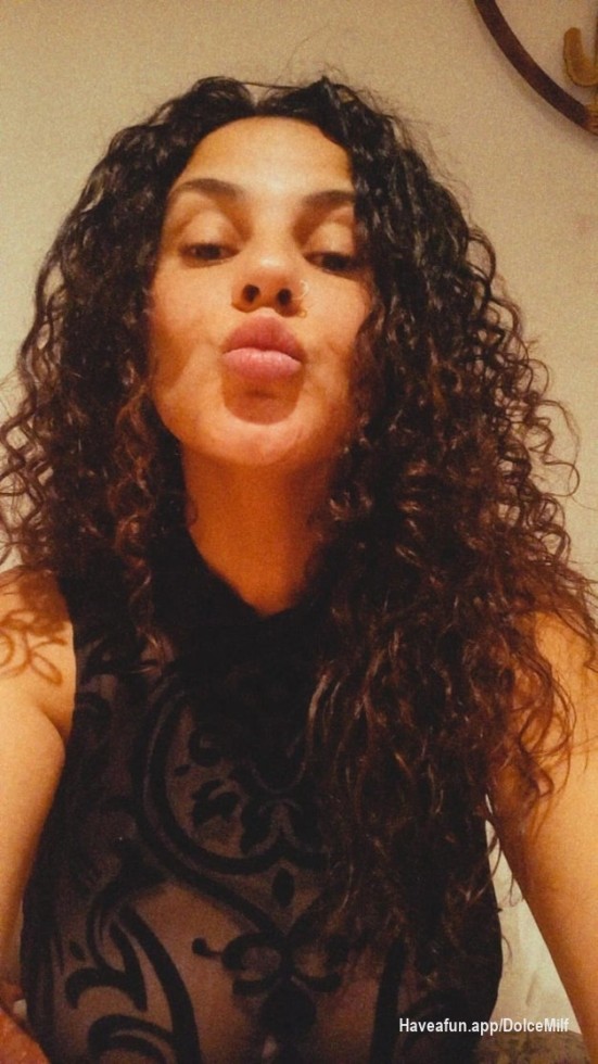 Holaaa 💋! Por fin he llegado por aquí eh eh eh  y qué mejor que hacerlo con suscripción rebajada 👏🏽
Ahora con tu milf favorita de 45 !! 😏
👉Suscríbete
👉Dame tu like ❤️
👉Comenta algo 🔥
👉 Te devuelvo un videíto xxx de 🎁  😏